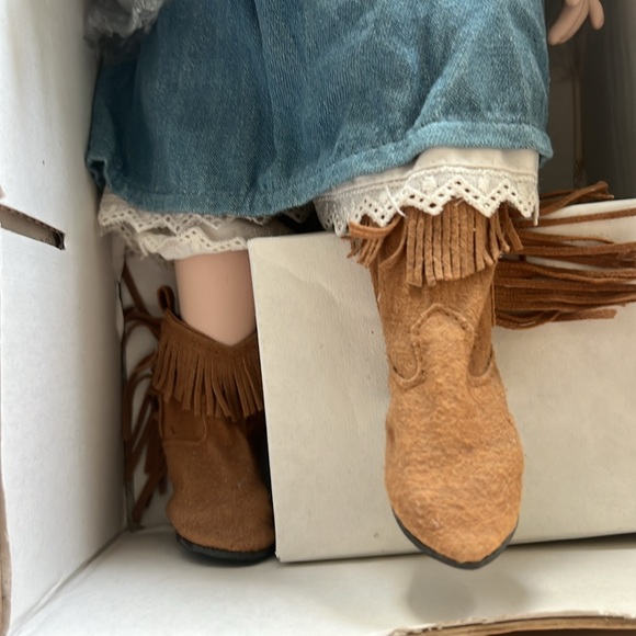 Connie Johnston 'Savannah' Doll - Hamilton Collection - Picture 11 of 11